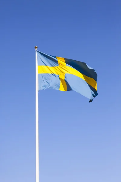 Schwedische Flagge mit blauem Himmel — Stockfoto