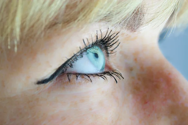 Blaues Auge seitlich — Foto de Stock