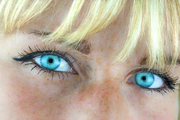 Blaue Augen einer Frau — Stockfoto