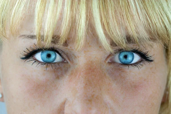 Frau mit blauen Augen — Stockfoto