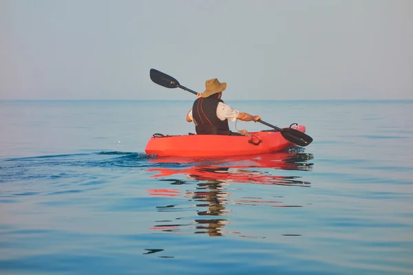 Hombre remando en el mar — Foto de Stock