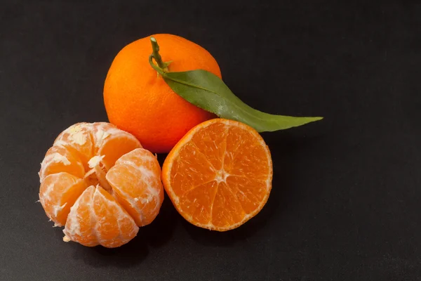 Mandarine pe fundal negru — Fotografie, imagine de stoc