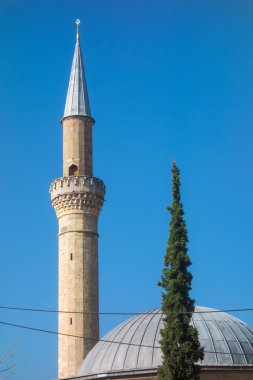 Mavi gökyüzünde Cami