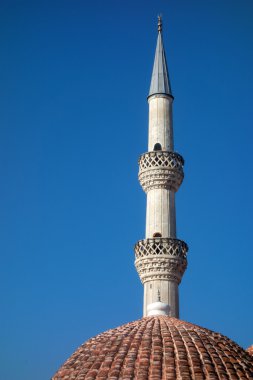 Mavi gökyüzünde Cami