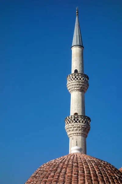 Мечеть на голубом небе — стоковое фото
