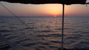 Güneşin ufukta sadece.