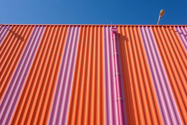 Großes orangefarbenes Gebäude — Stockfoto