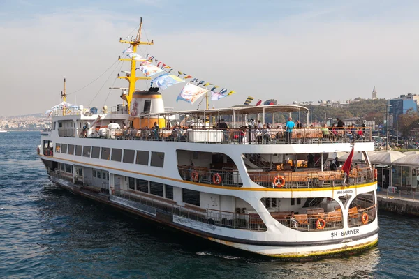 Ships at Eminonu — Stock Photo, Image