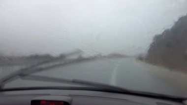 Otoyol yağmurlu gün sürüş.