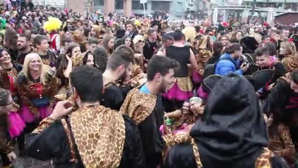 Desfile callejero de carnaval en Xanthi — Vídeo de stock