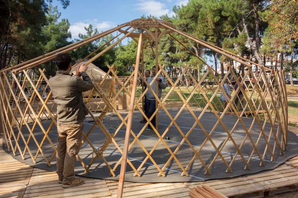 Scena di costruzione yurta — Foto Stock