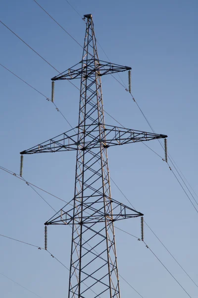 Elektrisk kraftstation linjer, på den blå himlen bakningen — Stockfoto