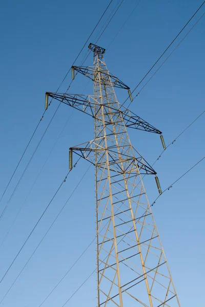 Elektrisk kraftstation linjer, på den blå himlen bakningen — Stockfoto