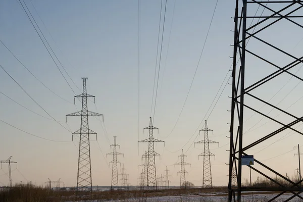 Elektrisk kraftstation linjer, på den blå himlen bakningen — Stockfoto