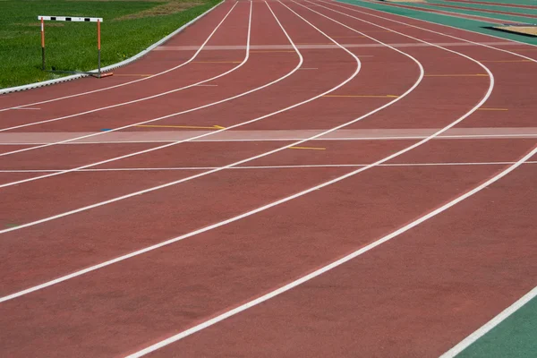 Las pistas en el estadio con recubrimiento artificial de caucho — Foto de Stock