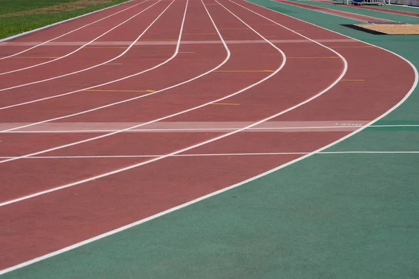 Las pistas en el estadio con recubrimiento artificial de caucho — Foto de Stock