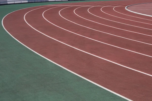 Las pistas en el estadio con recubrimiento artificial de caucho — Foto de Stock