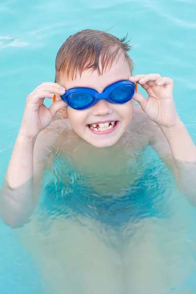 Garçon dans la piscine ayant portrait amusant — Photo