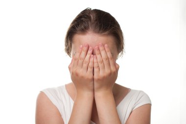 Kız yüzünü elleri üzüntü veya acı duygu ile kapanış