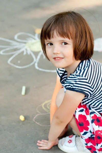 Niña dibujando en el asfalto de cerca —  Fotos de Stock