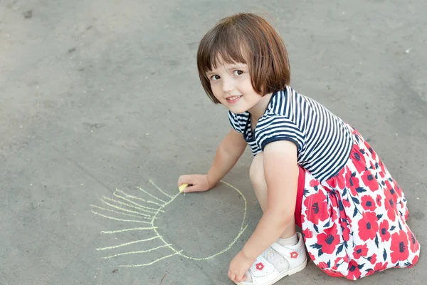 Niña dibujando en el asfalto de cerca —  Fotos de Stock