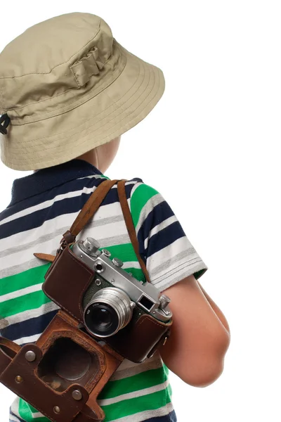 Mały chłopiec trzyma aparat fotograficzny na ramieniu — Zdjęcie stockowe
