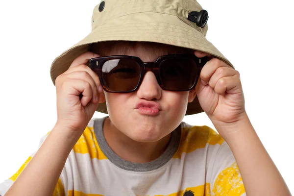 Zabawny mały chłopiec w okulary przeciwsłoneczne z bliska na białym tle — Zdjęcie stockowe