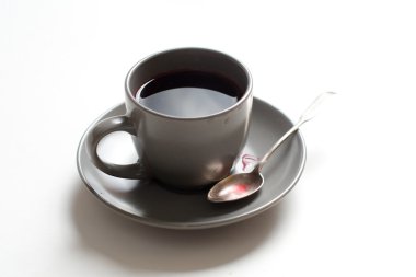 Çay bardağı ile kırmızı çay tablo