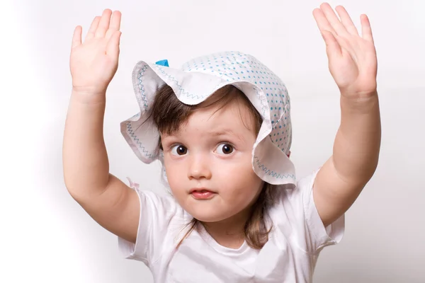 La niña divertida primer plano retrato de buen humor con la mano arriba —  Fotos de Stock