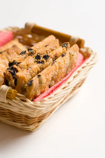 Variedade de biscoitos no prato feito à mão — Fotografia de Stock