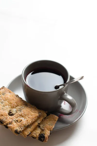 Xícara de chá com biscoitos no prato — Fotografia de Stock