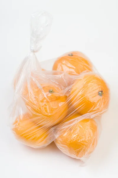 Mandarinas no saco de polietileno isolado — Fotografia de Stock