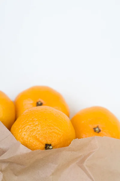 Mandarinas para fora do saco de papel — Fotografia de Stock