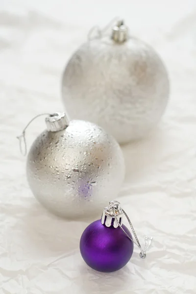 Pequenos brinquedos de árvore de ano novo no apoio de papar branco amassado — Fotografia de Stock