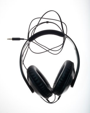 Üzerinde beyaz izole kulaklık,