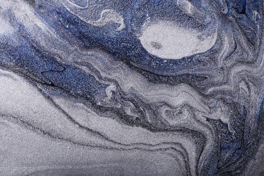 Yatay mavi ve gümüş parıltılı soyut bir arkaplan. Makyaj konsepti. Sıvı lakların güzel lekeleri. Sıvı sanat, dökme teknikleri..