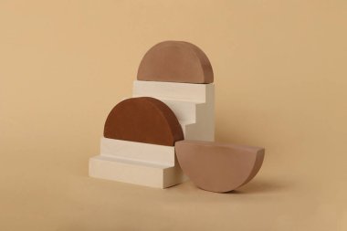 Geometrik podyumlardan kompozisyon. Soyut arkaplan, reklam ve yerleştirme ürünleri için iyi. Bej renkli fotoğraf, farklı ten tipleri gibi loklar..