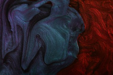 Çoklu krom parlatıcı sıvı tırnak cilası, kopyalama alanı olan soyut afiş. Makyaj konsepti. Sıvı tırnak gölünün yaratıcı dalgası. Modern arka plan..