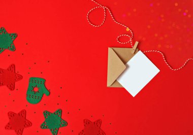 Yıldızlı kırmızı kompozisyon ve boş kartpostal.
