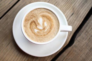 Ahşap yüzeyde sanat kahve fincanı.