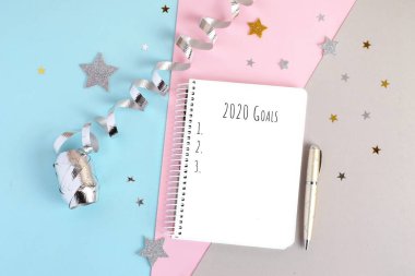 Not defteri ve altın kalemle üç farklı renkte arkaplan. 2020 gollü defter..
