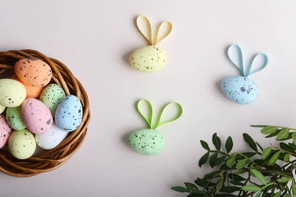 Colorful Easter Eggs Rattan Nest Flying Creative Bees — Stock Photo, Image