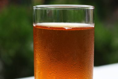 Yaz terasında meyve suyu ile karıştırılmış cam. Fotoğrafı yakın çekim, makro çekim..