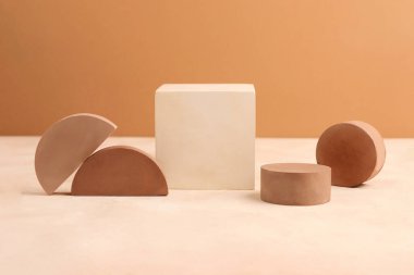 Bir takım geometrik şekilli podyumlar ve yayalar. Pastel renkleri. Nesneleri yerleştirmek için boş alan. Model şekilli podyum kavramı..