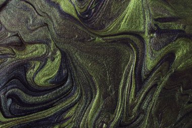 Soyut yeşil ve koyu mavi ışıltılı arka plan. Makyaj malzemesi. Sıvı tırnak lekelerinin güzel lekeleri. Sıvı sanat, boya teknikleri..