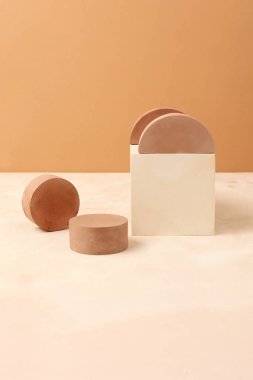 Bir takım geometrik şekilli podyumlar ve yayalar. Pastel renkleri. Nesneleri yerleştirmek için boş alan..