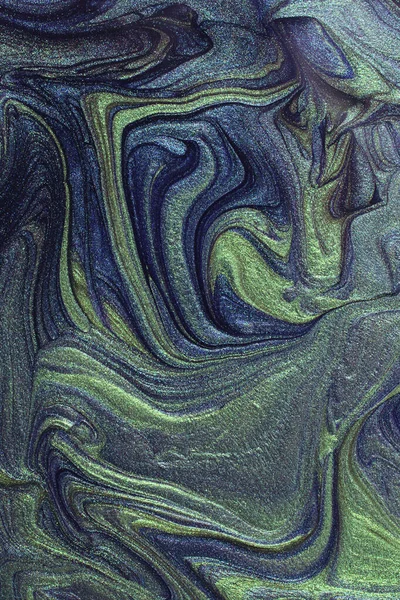 Abstract groen en diepblauw glans achtergrond.Make-up concept.Prachtige vlekken van vloeibare nagel lakken.Vloeibare kunst, giet schilderstechniek.Goed voor het plaatsen van tekst of ontwerp.Koude kleuren. — Stockfoto