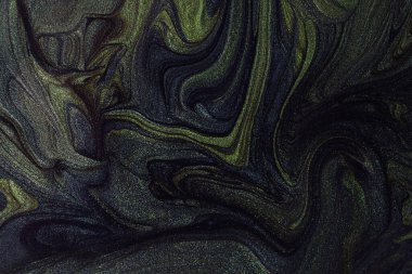 Soyut yeşil ve koyu mavi ışıltılı arka plan. Makyaj malzemesi. Sıvı tırnak lekelerinin güzel lekeleri. Sıvı sanat, boya teknikleri..