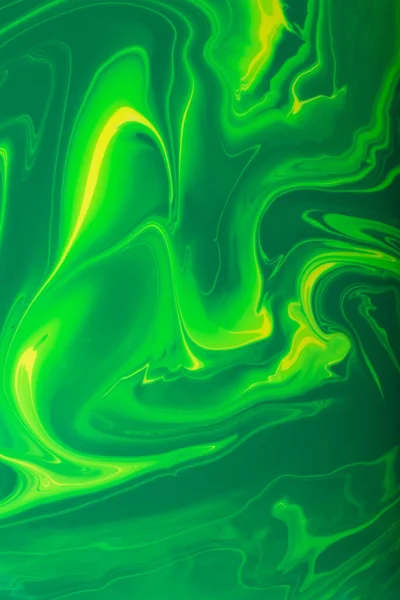 抽象的な緑と黄色の背景は マラカイトのように見えます 概念を構成する液体ネイルラッカーの美しい汚れ — ストック写真