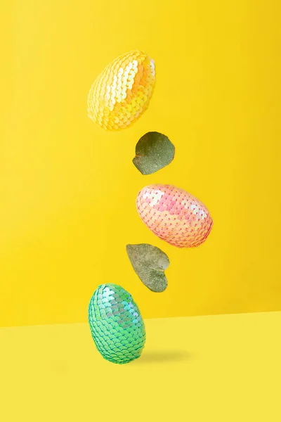 Volar Huevos Pascua Multicolores Fondo Amarillo Isométrico Moda Fotografía Vertical — Foto de Stock